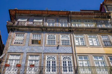 ribeira Porto eski kasaba sokak manzaralı bina, Portekiz.