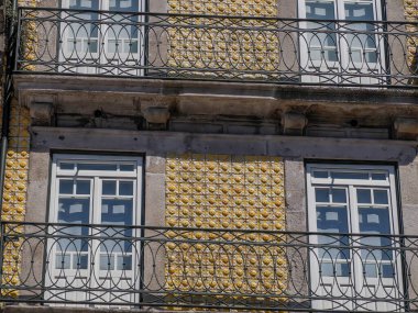 ribeira Porto eski kasaba sokak manzaralı bina, Portekiz.