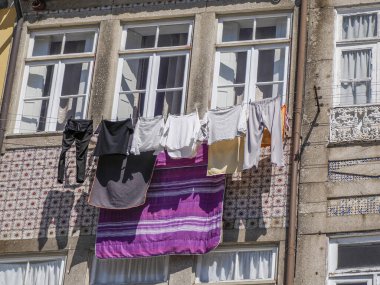 Ribeira Porto 'nun eski evinde giysiler kuruyor. Eski kasaba sokak manzaralı bina, Portekiz..