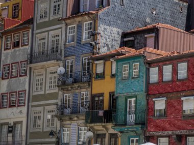 ribeira Porto eski kasaba sokak manzaralı bina, Portekiz.