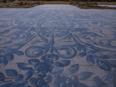 Azulejos 'un, Carmelites Kilisesi' nin seramiklerini Carmel Dağı 'nın Leydisi ile birlikte koruduğu net bir detay. Portekiz, Porto 'nun merkezinde..