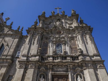 Carmelites Kilisesi, Carmel Dağı 'nın Leydisi ile birlikte. Portekiz, Porto 'nun merkezinde.