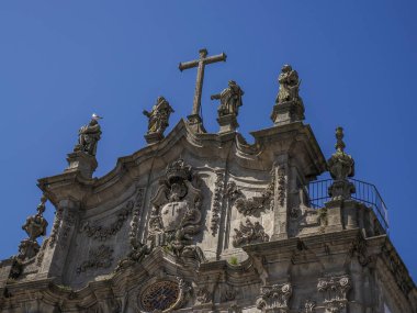 Carmelites Kilisesi, Carmel Dağı 'nın Leydisi ile birlikte. Portekiz, Porto 'nun merkezinde.