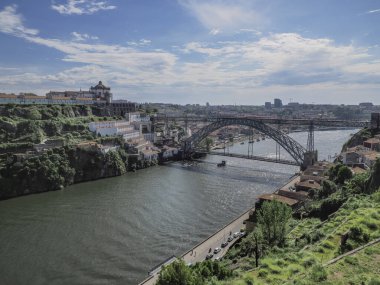 Gaia 'nın Portekiz manzarası ve Douro Nehri' nin köprüsü.