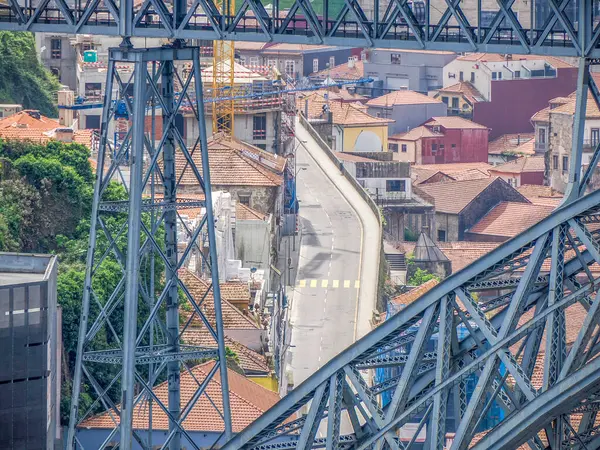 Douro Nehri şehir manzarasındaki köprüden Portekiz manzarası.