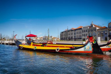 Aveiro Moliceiro tekne gondolu. Portekiz kanalındaki geleneksel tekneler.