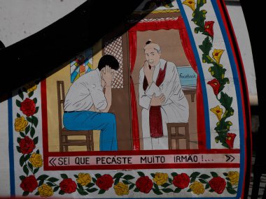 Aveiro Moliceiro tekne gondolu. Portekiz kanalındaki geleneksel tekneler.