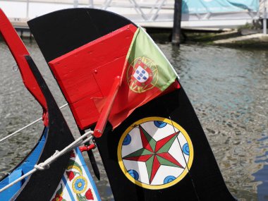 Aveiro Moliceiro tekne gondolu. Portekiz kanalındaki geleneksel tekneler.