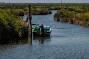 Geleneksel tekne Portekiz 'in Atlantik kıyısındaki Aveiro lagünü Ria de Aveiro..