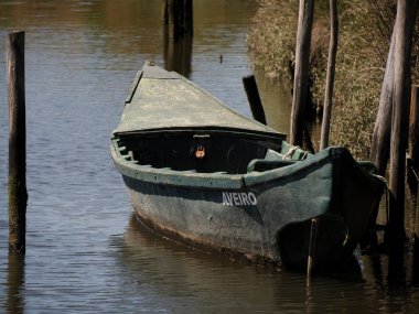 Geleneksel tekne Portekiz 'in Atlantik kıyısındaki Aveiro lagünü Ria de Aveiro..