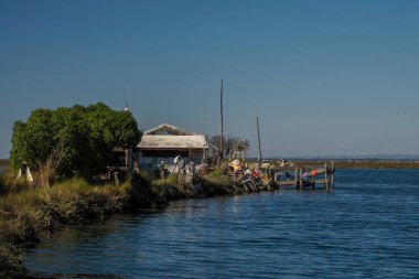 Portekiz 'in Atlantik kıyısındaki Aveiro Gölü' ndeki ev..