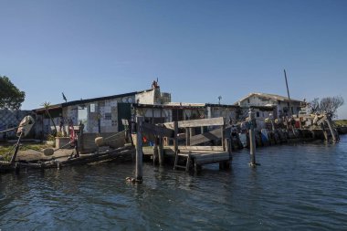 Portekiz 'in Atlantik kıyısındaki Aveiro Gölü' ndeki ev..