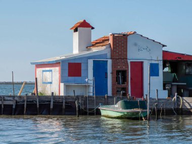 Portekiz 'in Atlantik kıyısındaki Aveiro Gölü' ndeki ev..