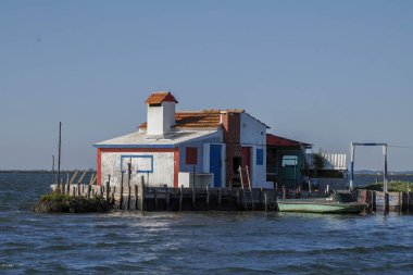 Portekiz 'in Atlantik kıyısındaki Aveiro Gölü' ndeki ev..