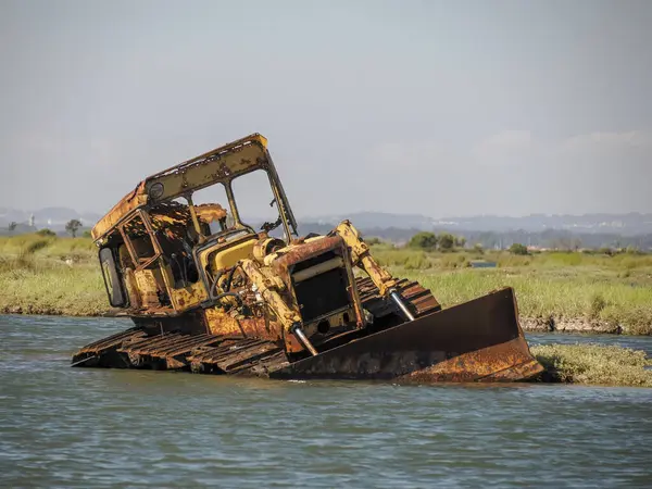 Portekiz 'in Atlantik kıyısındaki Aveiro lagünü Ria de Aveiro' da terk edilmiş bir buldozer.