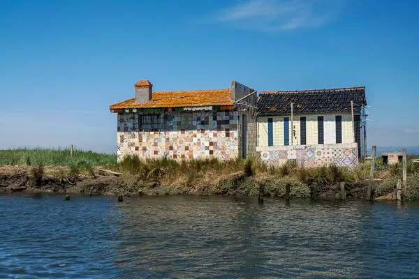 Portekiz 'in Atlantik kıyısındaki Aveiro lagünü Ria de Aveiro' da çok farklı seramik bir fayans evi..