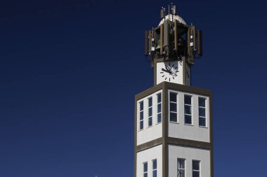 Aveiro Portekiz 'deki Praia da Costa Kilisesi' ndeki iletişim anteni. Atlantik Okyanusu sahili manzarası.