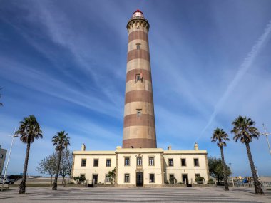 Farol de Aveiro 'da. Aveiro sahilindeki deniz feneri, Atlantik Okyanusu 'nun önünde, Portekiz' in en büyüğü.
