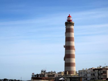 Farol de Aveiro 'da. Aveiro sahilindeki deniz feneri, Atlantik Okyanusu 'nun önünde, Portekiz' in en büyüğü.