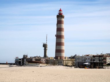 Farol de Aveiro 'da. Aveiro sahilindeki deniz feneri, Atlantik Okyanusu 'nun önünde, Portekiz' in en büyüğü.