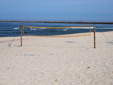 Aveiro Portekiz 'deki voleybol ağı. Atlantik Okyanusu manzaralı kum tepeleri.