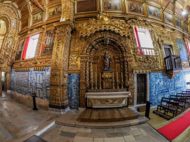 AVEIRO, PORTUGAL - 25 Nisan 2024 Karmelit Kilisesi Aziz John Evangelist 17. yüzyıl ulusal Portekiz Anıtı