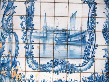 AVEIRO, PORTUGAL - 25 Nisan 2024 Aveiro Mercy Kilisesi İç mimari Azulejos Geleneksel mavi seramik döşeme ayrıntıları