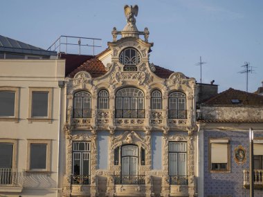 Aveiro Pictoresque Village sokak manzaralı Art Juveau binaları, Portekiz 'in Venedik' i turizm merkezi.