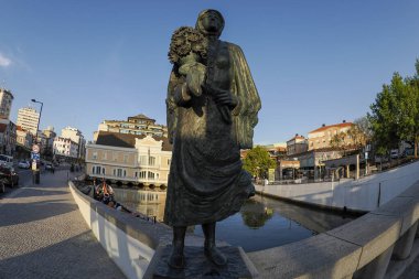 Aveiro Pictoresque köyünün ana köprüsündeki heykel, Portekiz turizminin Venedik 'i.