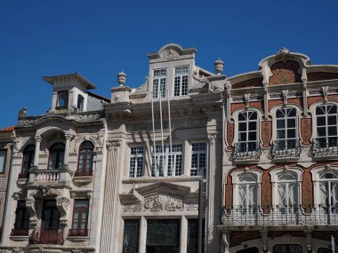 Aveiro Pictoresque Village sokak manzaralı Art Juveau binaları, Portekiz 'in Venedik' i turizm merkezi.