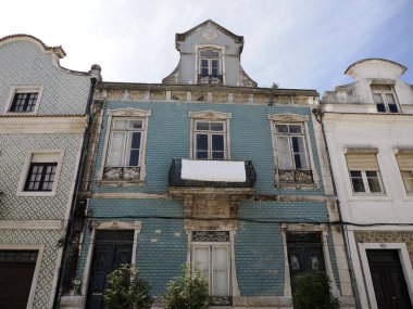 Aveiro Pictoresque Village sokak manzaralı Art Juveau binaları, Portekiz 'in Venedik' i turizm merkezi.