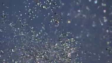 Çeşme su sıçratır yavaş çekimde