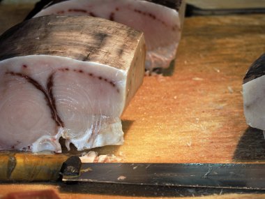 Ortigia Siraküzü 'nde taze kılıçbalığı. Sicilya tarihi balık pazarı İtalya.