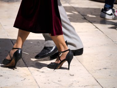 Tango dansçılarının ayak ayakkabılarının ayrıntıları