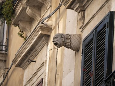 Sicilya, İtalya 'daki Siracusa Syracuse şehrindeki Ortigia eski binasının ayrıntıları.