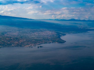 Aci Trezza Faraglioni Sicilya 'da gün batımında uçaktan hava görüntüsünü kaynatıyor.