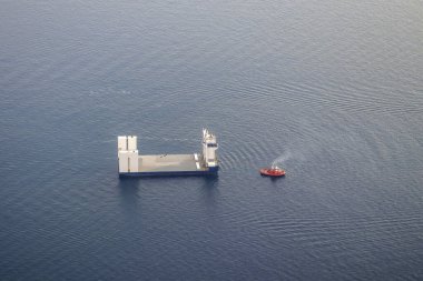 Ceneviz limanının önündeki römorkör tarafından çekilen mavna, uçak penceresinden İtalya hava manzaralı.