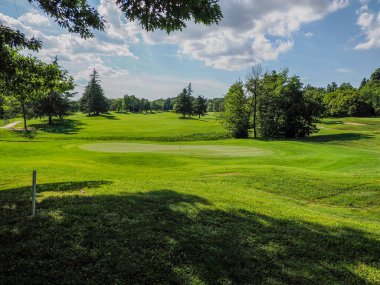 Güneşli bir günde golf sahası manzarası