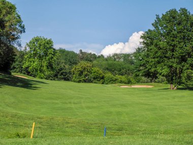 Güneşli bir günde golf sahası manzarası