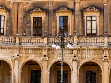 Noto küçük kasaba barok bina detayı Sicilya, İtalya belediye binası