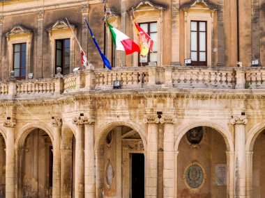 Noto küçük kasaba barok bina detayı Sicilya, İtalya belediye binası