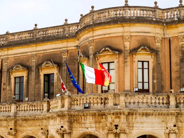 Noto küçük kasaba barok bina detayı Sicilya, İtalya belediye binası