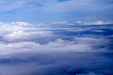 Kokpit penceresinden gelen bulutlar