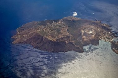 Volkan Adası Sicilya Havadan Aktif bir volkan manzarası Eolie adaları, İtalya uçaktan alındı