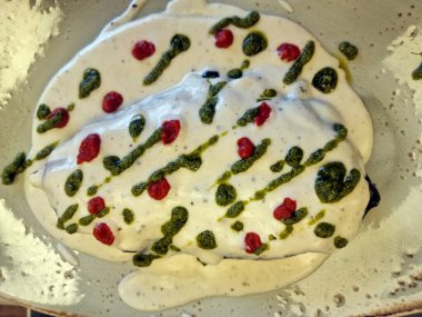 Bir Vitello ton İtalyan yemeği. Ton balığı soslu ince dilimlenmiş dana eti, kapari ve kişniş. Üst görünüm plakası