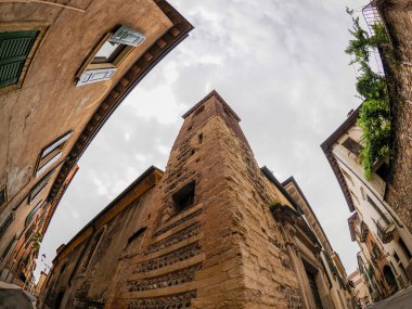 Verona Kubbe Katedrali yakınlarındaki bir ortaçağ sokağı. Eski bina dış tarafı.