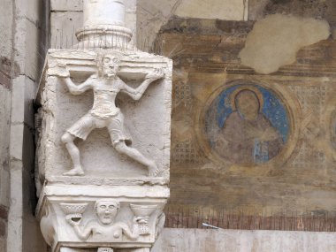 Verona Kubbesi Katedral Kilisesi dış heykelleri, Veronese heykeltraşı Brioloto 'nun atölyesine atfedilen Roma heykelinin detaylarını anlatır.