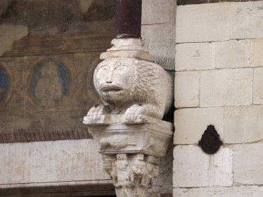 Verona Kubbesi Katedral Kilisesi dış heykelleri, Veronese heykeltraşı Brioloto 'nun atölyesine atfedilen Roma heykelinin detaylarını anlatır.
