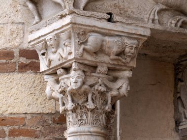 Verona Kubbesi Katedral Kilisesi dış heykelleri, Veronese heykeltraşı Brioloto 'nun atölyesine atfedilen Roma heykelinin detaylarını anlatır.