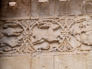 Verona Kubbesi Katedral Kilisesi dış heykelleri, Veronese heykeltraşı Brioloto 'nun atölyesine atfedilen Roma heykelinin detaylarını anlatır.